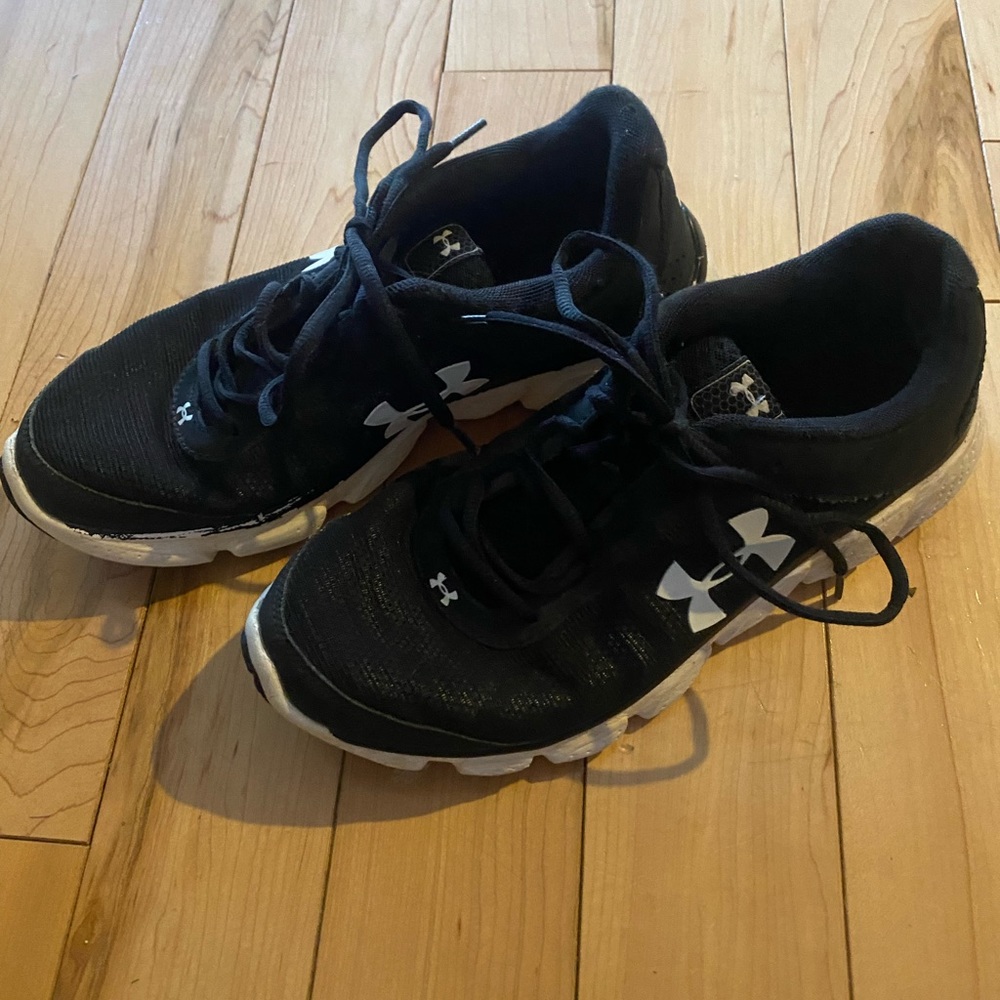 Great condition barely used woman's Under Armour sneakers 8.5